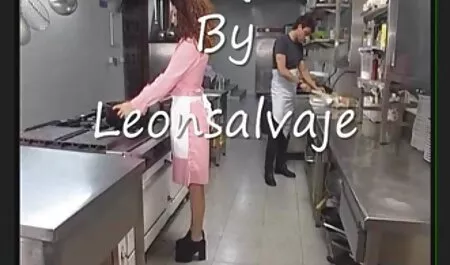 Estaba estacionado en el sofá con su amante xxx caseros nuevos