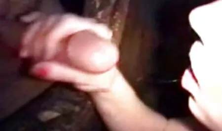 Zoeoe Parker toma pornocaserogratis algunos golpes, se queja y mira a la cámara