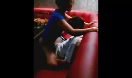 Rubia como la xxcaseros última perra pateando a un chico en el culo