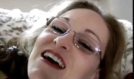 Alina aprieta cojiendo casero sus bragas, le da la lengua y salta sobre una polla