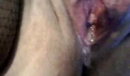 La chica se afeita el coño y tiene prioridad en la carretera trio hmh casero