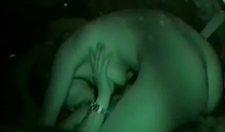 Insaciable puta folla ella misma en la sofá pono gay casero