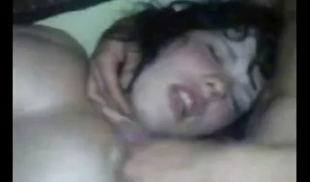 Chica caliente extiende sus piernas video trio casero