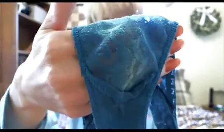 Con un pequeño orgasmos caseros xxx truco exótico en un vestido rosa