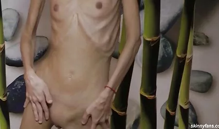 Hombres blancos y africanos disfrutando en la habitación de un amigo porno casero con la prima