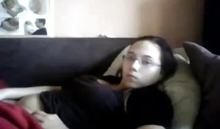 Rubia Masha come videos 3x caseros en su espalda