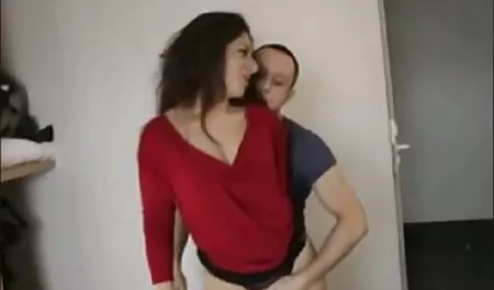 La gente impregnada por la pareja rusa follando en la parte de atrás sexo casero con perros del garaje