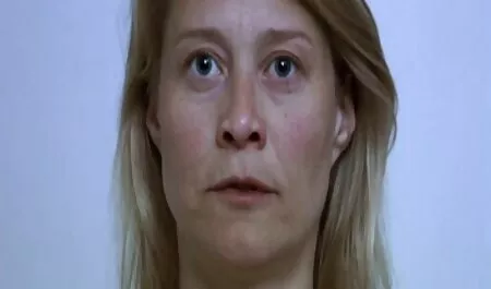 Aura en traje comercial de una mujer joven folla en traje de baño rosa ssexo casero