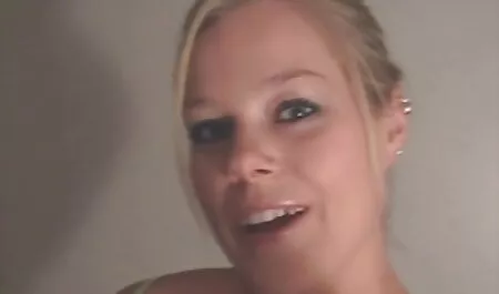 Chica en vestido blanco como la nieve cojiendo rico casero se masturba